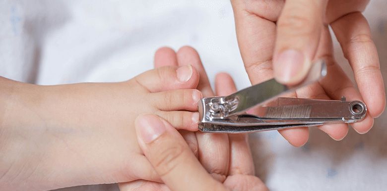 Couper Les Ongles Et Cheveux De Bébé La Boîte Rose