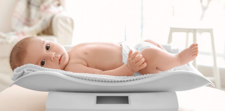 Le poids de bébé : est-ce vraiment important ?