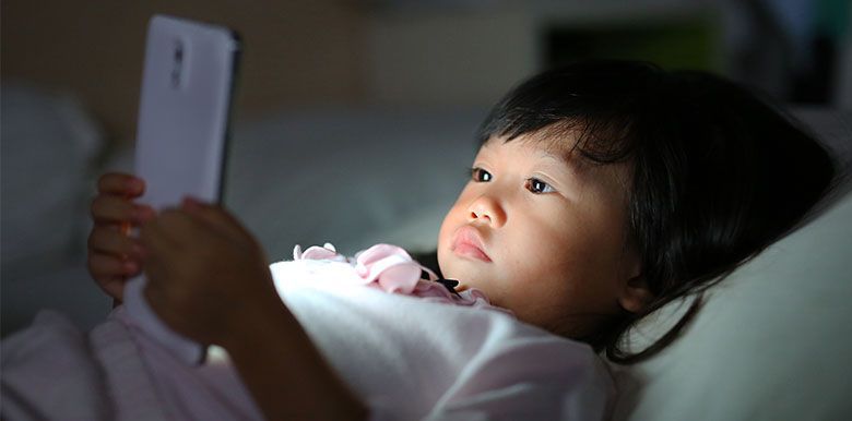 Bébés et écrans : attention, danger
