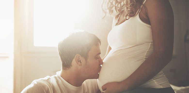 Naître enchantés, le coaching prénatal qui entraîne les couples à l’accouchement