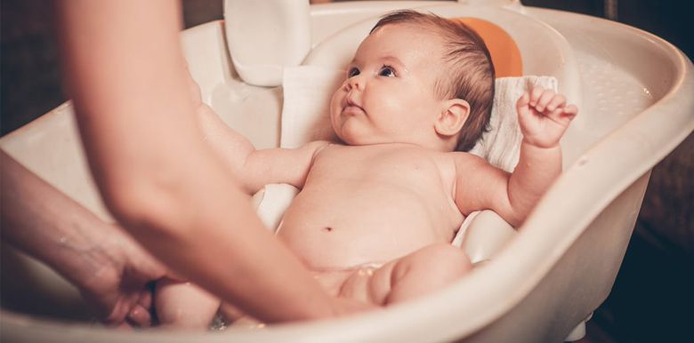 sécurité de bébé donner le bain