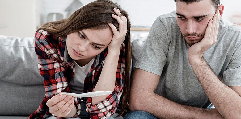 Couple inquiet face à un test de grossesse négatif
