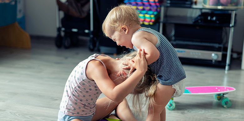 Mon Enfant Tape Les Autres Que Faire La Boite Rose