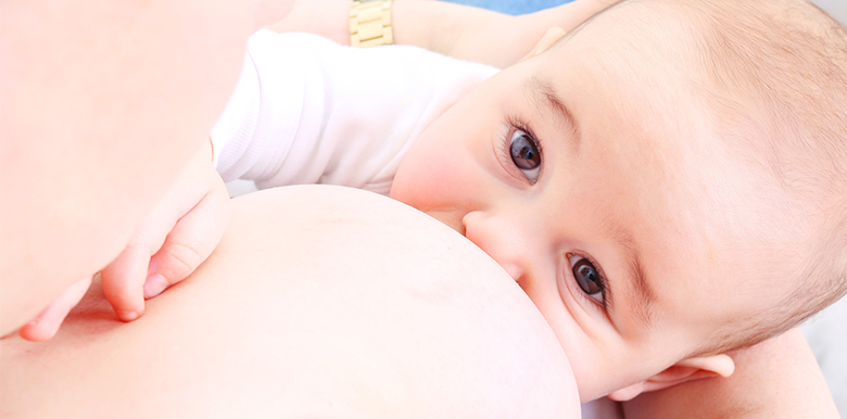 Laisseriez-vous une amie allaiter votre bébé ? La nouvelle pratique en vogue…