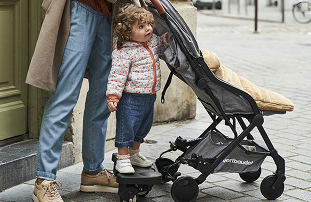 bébé sur une poussette